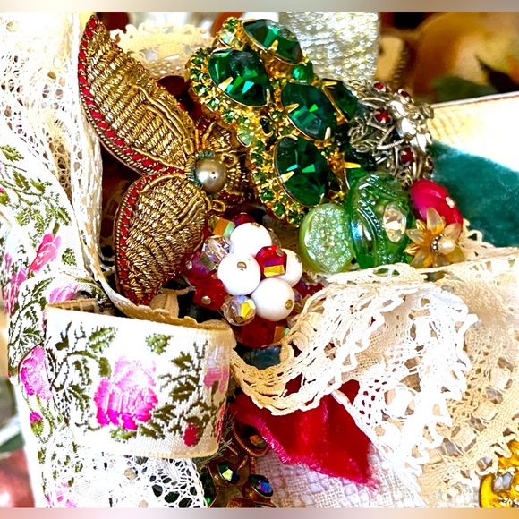 Christmas Lane Hope Chest Vintage Miniature, Vintage Lace, Jewel, Vestments, NEW - Picture 4 of 10